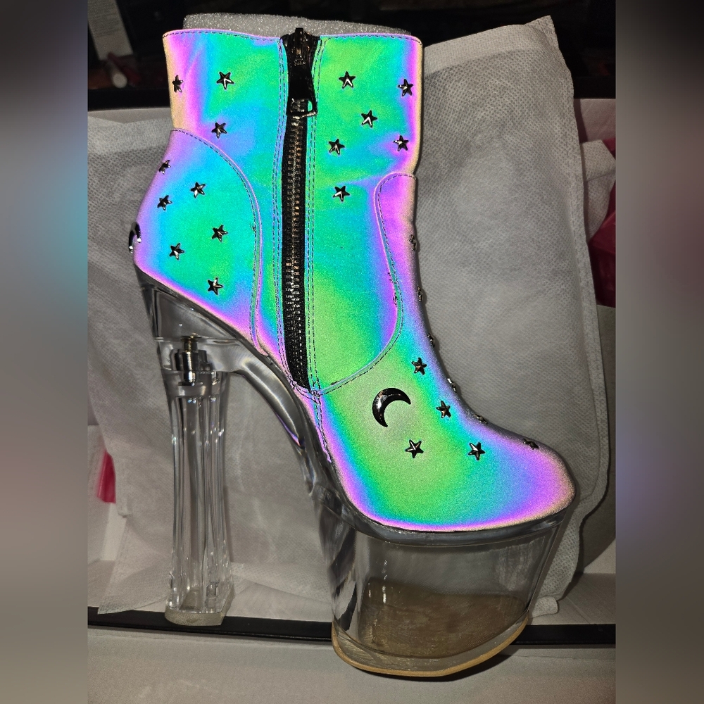 New In Box Women's Reflective Moon And Stars Platform Boots